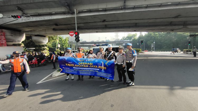 Operasi Keselamatan Jaya 2025 Polres Jakarta Timur Sosialisasikan Tertib Lalu Lintas di TL Halim Baru