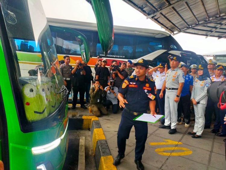 Wamenhub dan Kakorlantas Polri Cek Kesiapan Angkutan Lebaran di Terminal Pulogebang