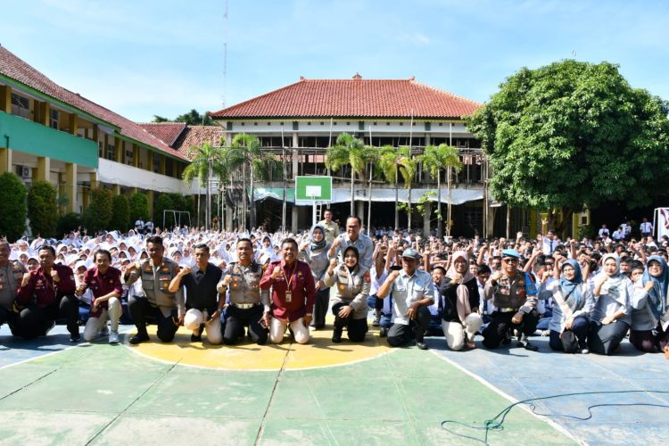 Beri Edukasi Hukum di Kalangan Pelajar, Polresta Cirebon Gelar Police Goes To School di SMP Negeri 1 Plumbon