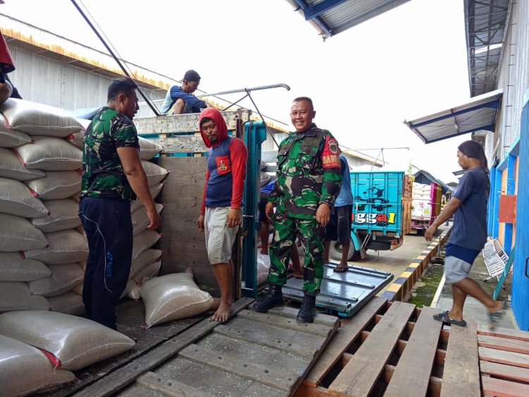 Babinsa Larangan Lakukan Monitoring Pengadaan Stok Beras Lokal di Gudang Bulog Kota Cirebon