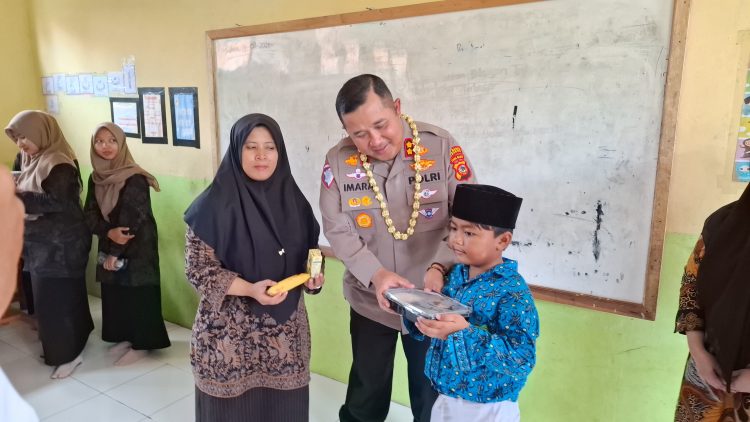 Polresta Cirebon Kunjungi SMPIT dan SDIT Bintang Rahmatullah