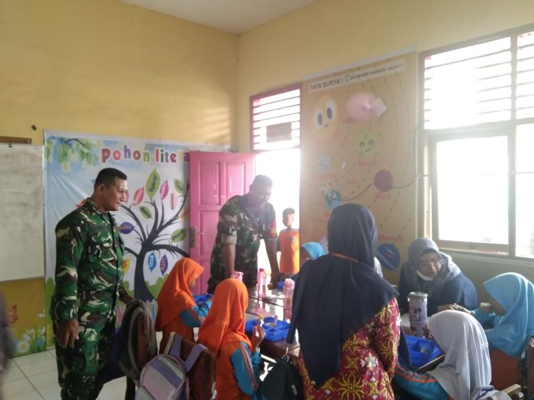 Danramil 1401/Kesambi dan Babinsa Laksanakan Monitoring Program MBG