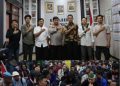 Pendekatan Humanis, Kapolres Cirebon Kota Duduk Bersama dengan Mahasiswa Saat Unjuk Rasa.