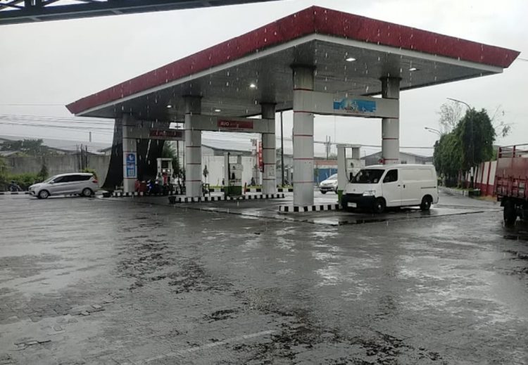 SPBU 44.575.09 getak menjadi lahan subur pengangsu solar subsidi diduga oknum anggota TNI masih aktif polres Sukoharjo tutup mata dan abaiiiii,!!!