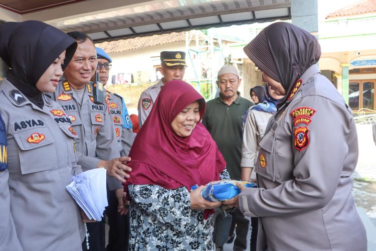 Polresta Cirebon Gelar Bakti Kesehatan Pengobatan Gratis di Desa Cipanas
