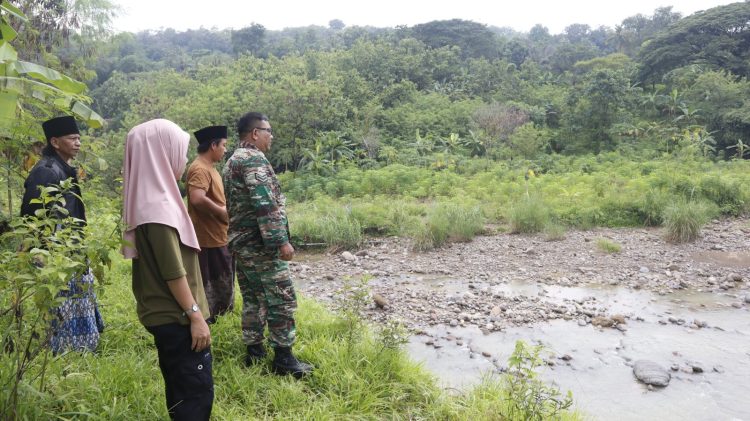 Babinsa Argasunya Tinjau Tanah Longsor di Perbatasan Dua Wilayah