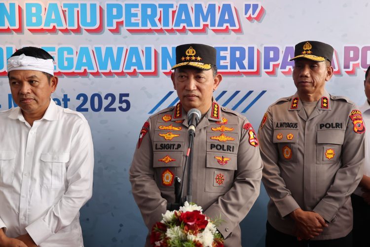 Sinergi TNI – Polri Bagikan Takjil Kepada Masyarakat