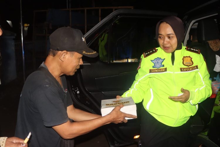 Polresta Cirebon Gelar Patroli Sahur Bangunkan Masyarakat Hingga Berbagi Makanan Sahur
