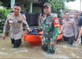 Polri- TNI Bagikan Makanan ke Warga Terdampak Banjir di Sawangan, Depok