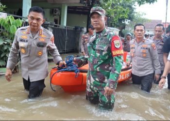 Polri- TNI Bagikan Makanan ke Warga Terdampak Banjir di Sawangan, Depok