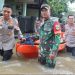 Polri- TNI Bagikan Makanan ke Warga Terdampak Banjir di Sawangan, Depok