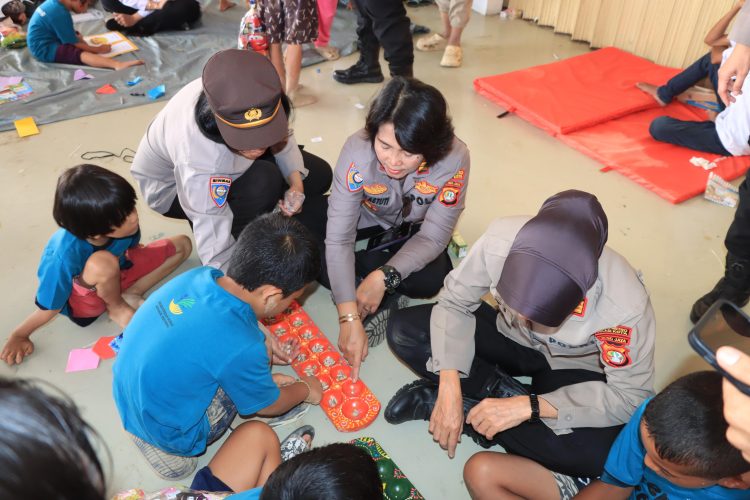 Wakasat Binmas AKP Puji Astuti terjun langsung memberikan trauma healing kepada anak-anak korban banjir