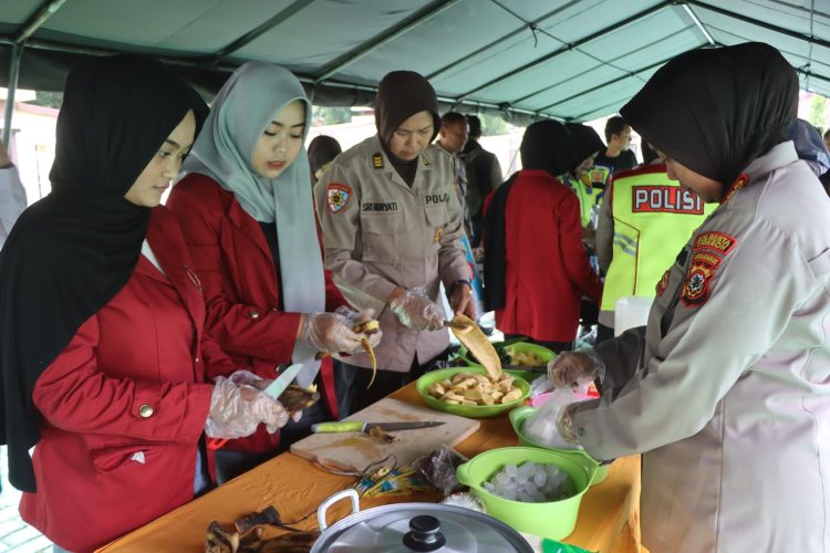 Polresta Cirebon Bersama Mahasiswa Bagikan Takjil yang Dimasak Sendiri