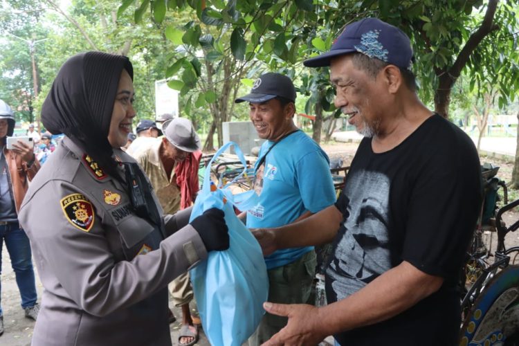Kapolresta Cirebon Pimpin Patroli Sambil Bagikan Ratusan Sembako