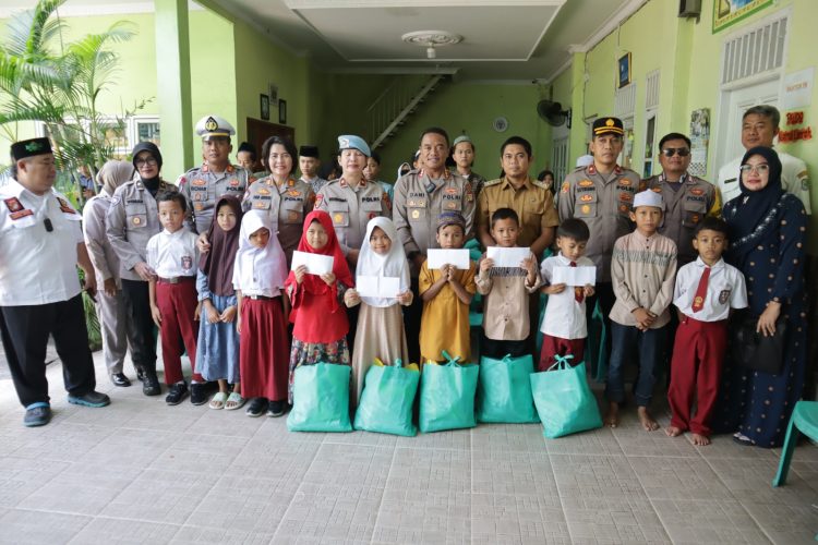 Kapolres Metro Bekasi Kota Salurkan Bansos, santuni Anak yatim dan Pemulung Berbagi Keberkahan di Bulan Ramadan