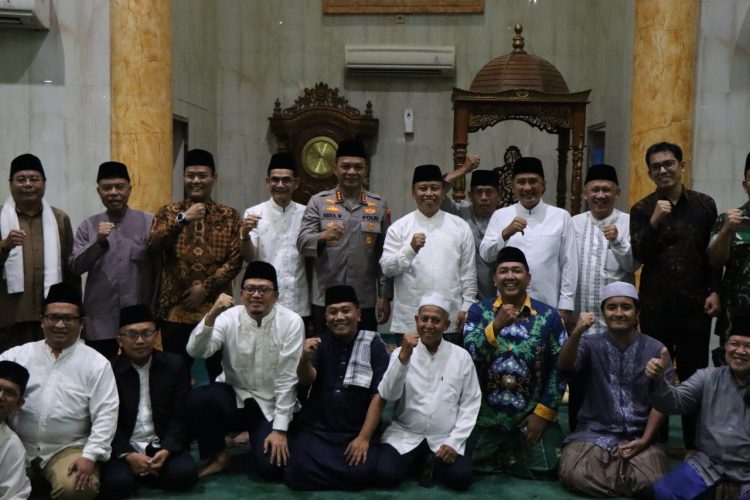 Kapolres Metro Depok dan Wali Kota Laksanakan Tarawih Keliling di Masjid Al-Barkah