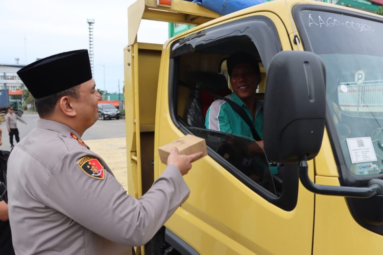 Kapolres Pelabuhan Tanjung Priok, Bagi Takjil dan Beri Himbauan Kamtibmas