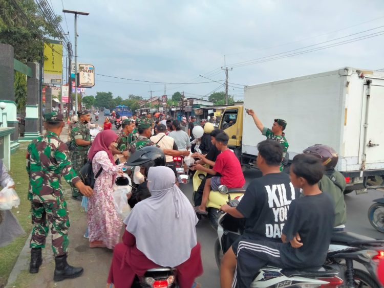 Danramil, Anggota Koramil, dan Ibu Persit Koramil 0620-01/Gunung Jati Gelar Kegiatan Pembagian Takjil dan Buka Puasa Bersama