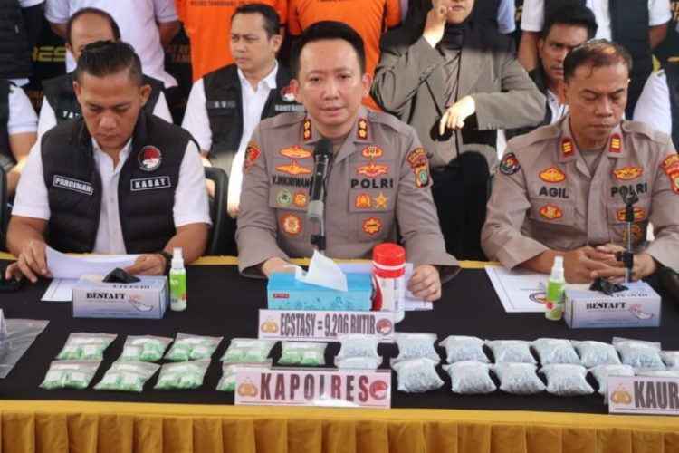 Satuan Reserse Narkoba Polres Tangerang Selatan berhasil mengungkap kasus peredaran narkotika jenis ekstasi dan sabu