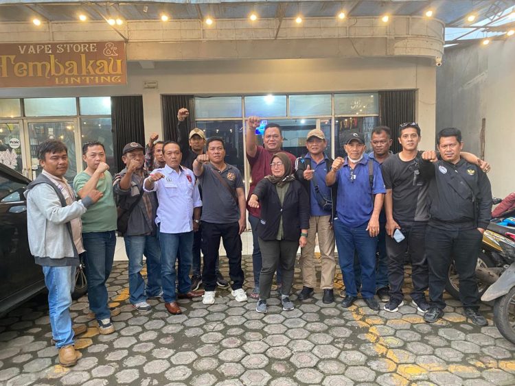 Tebar Keberkahan Di Bulan Ramadhan Aktivis Dan Jurnalis Bagikan Nasi Kotak