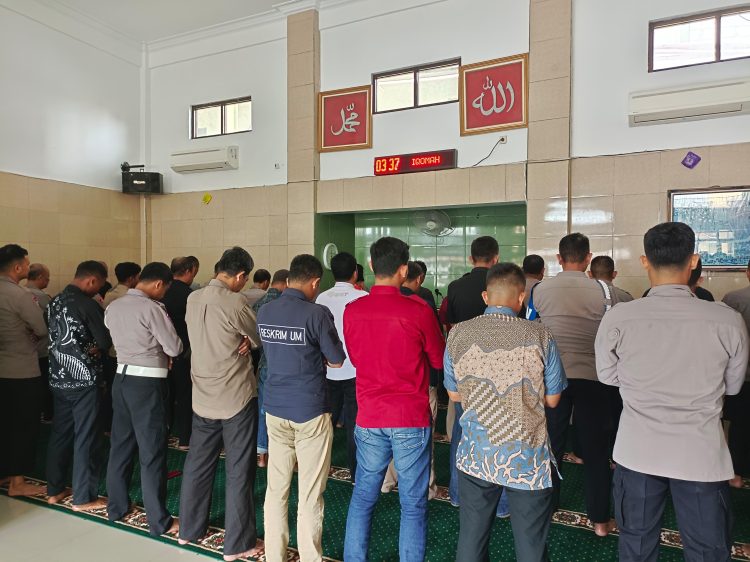 Polresta Cirebon Gelar Shalat Ghaib untuk Personel yang Gugur dalam Tugas
