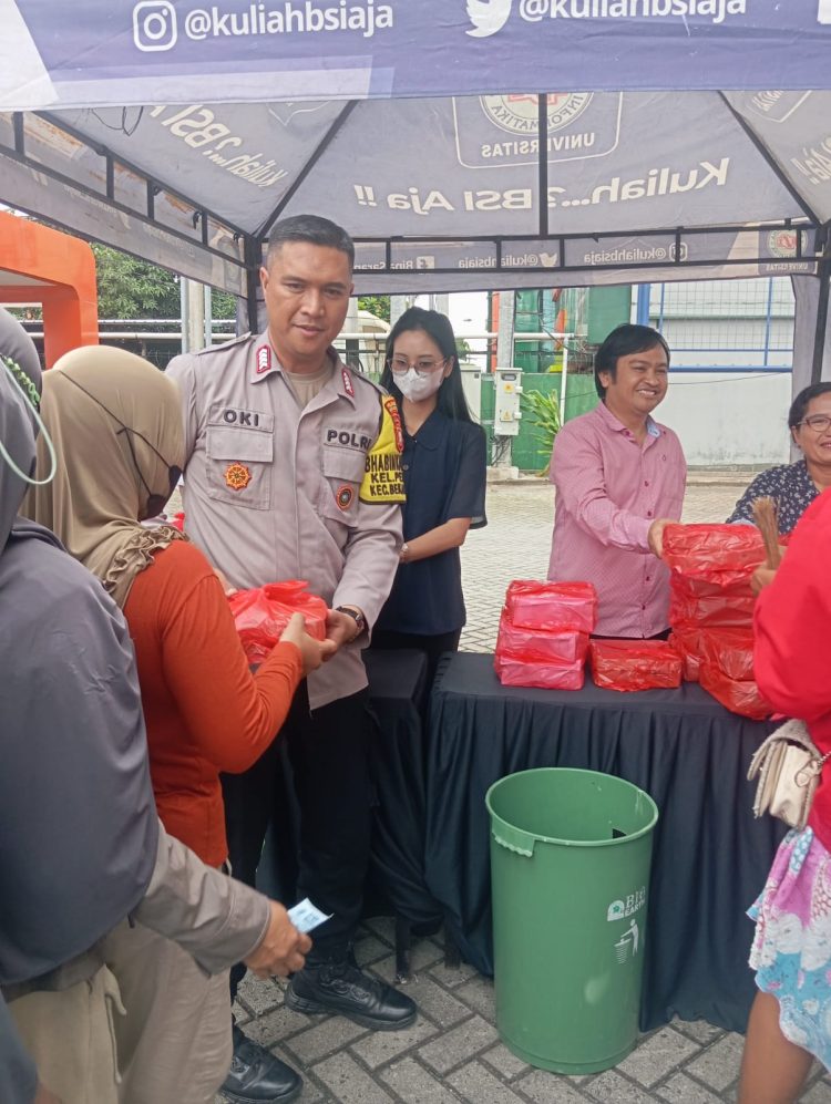 Bhabinkamtibmas Kelurahan Perwira Bersama UBSI Bagikan Nasi Box dan Takjil, Raih Pahala di Bulan Ramadan