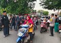 Polsek Bekasi Barat Bersama FBR Gardu 09 Bintara Berbagi Takjil Kepada Penguna Jalan