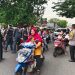 Polsek Bekasi Barat Bersama FBR Gardu 09 Bintara Berbagi Takjil Kepada Penguna Jalan