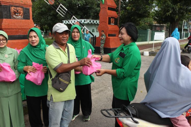 Persit Kartika Chandra Kirana Cabang XXX Bagikan Takjil kepada Masyarakat yang Melintas di Jalan Raya