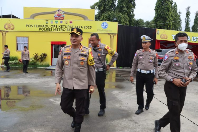 Kapolres Metro Bekasi Kombes Pol Mustofa Tinjau Pos Pelayanan Mudik: Pastikan Keamanan dan Kenyamanan Pemudik
