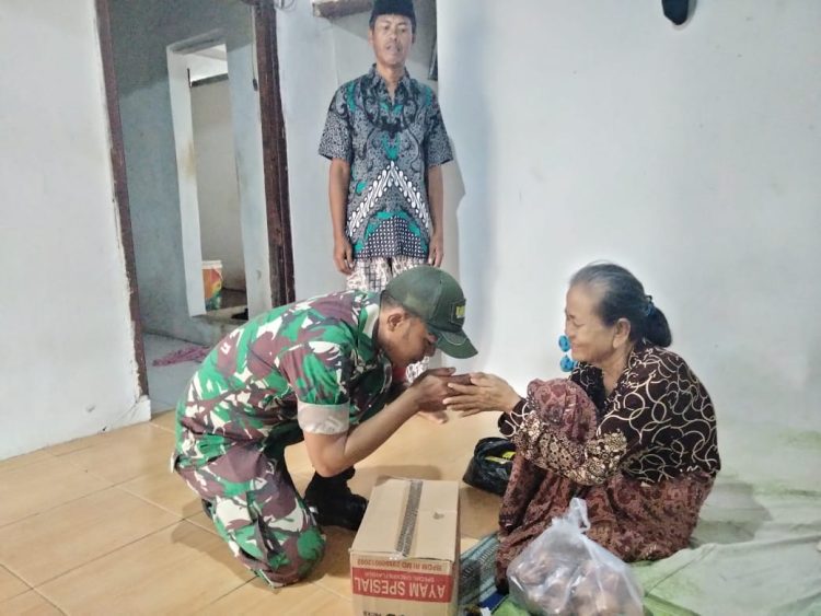 Koramil 0620-01/Gunung Jati Melaksanakan Pembagian Sembako kepada Warga Tidak Mampu di Desa Wanakaya