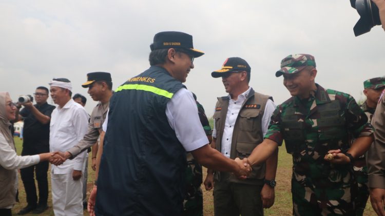 Danrem 063/SGJ mendampingi Pangdam III/SLW dalam rangka kunjungan Panglima TNI pantau arus mudik di Rest Area KM 57 Cikampek