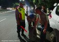 Kapospam Gebang Polresta Cirebon Membantu Pemudik A.n UJI dengan Kendaraan R4 yang Mengalami Pecah Ban