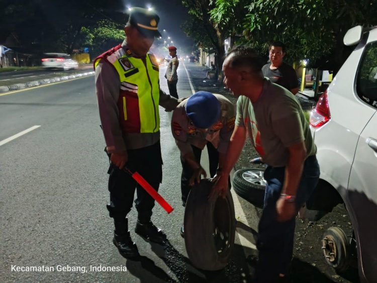 Kapospam Gebang Polresta Cirebon Membantu Pemudik A.n UJI dengan Kendaraan R4 yang Mengalami Pecah Ban