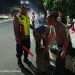 Kapospam Gebang Polresta Cirebon Membantu Pemudik A.n UJI dengan Kendaraan R4 yang Mengalami Pecah Ban