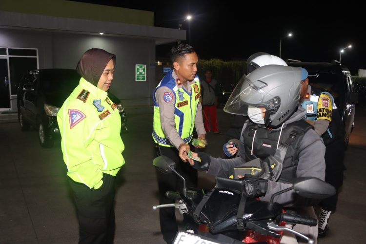 Inilah Cara Unik Polresta Cirebon Cegah Pemudik Ngantuk, Bagikan Herbal dan Minyak Kayu Putih