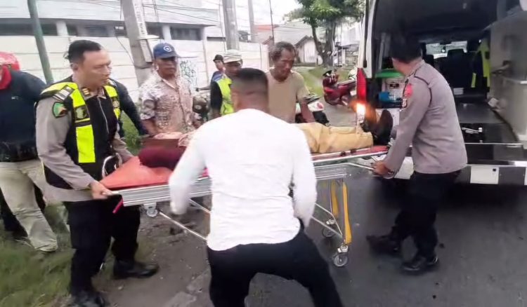 Sidokkes Polresta Cirebon Evakuasi Medis Korban Laka Lantas dalam Rangka Ops Ketupat Lodaya 2025 di Wilkum Polresta Cirebon