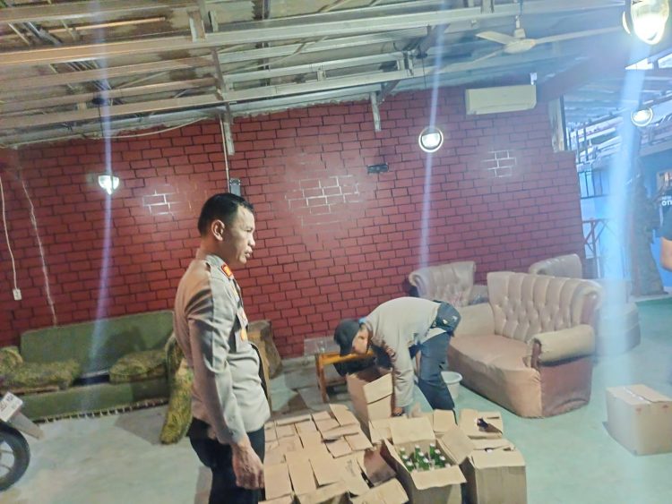 Malam Takbiran Idul Fitri, Polresta Cirebon Sita Ribuan Botol Miras Hasil Razia Pekat Jelang Lebaran
