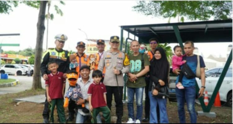 Polres Cirebon Kota Hadirkan Pendongeng Untuk Hiburan Pemudik di Rest Area 207A Tol Palikanci.