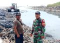 Babinsa Kelurahan Kesepuhan Laksanakan Pengerukan Lumpur di Muara Sungai Cipadu