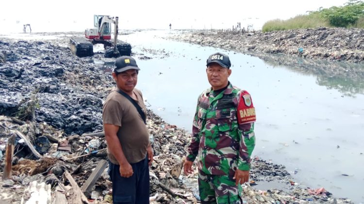 Babinsa Kelurahan Kesepuhan Laksanakan Pengerukan Lumpur di Muara Sungai Cipadu