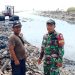 Babinsa Kelurahan Kesepuhan Laksanakan Pengerukan Lumpur di Muara Sungai Cipadu