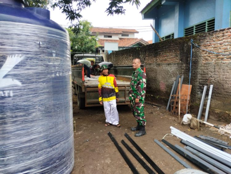 Danramil dan Babinsa Bersama Tim Sterad Melaksanakan Kegiatan TNI AD Manunggal Air di Cirebon