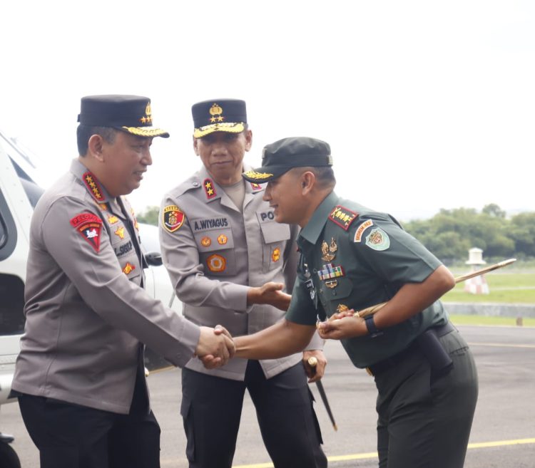 Danrem 063/SGJ sambut kedatangan Kapolri di bandara Chakrabuwana 