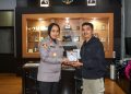 Kapolresta Cirebon Raih Penghargaan “Tokoh Perempuan Inspiratif” dari Presiden Mahasiswa Universitas Muhammadiyah Cirebon