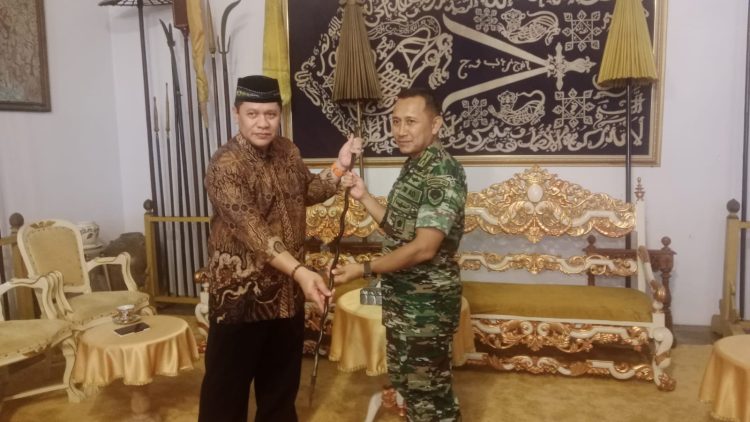 Danramil 1403/Lemahwungkuk Dampingi Danrem 063/SGJ Silaturahmi ke Keraton Kasepuhan Cirebon