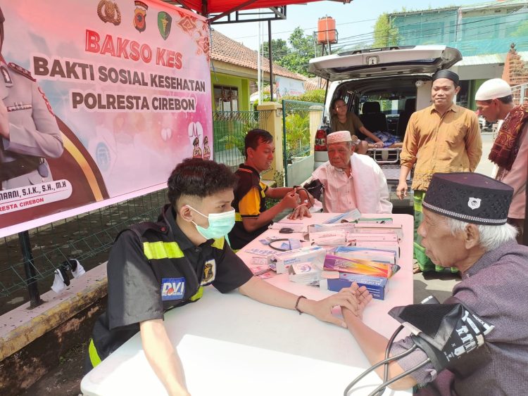 Polresta Cirebon Gelar Bakti Sosial Kesehatan Pengobatan Gratis di Masjid Jami Baiturrohmah