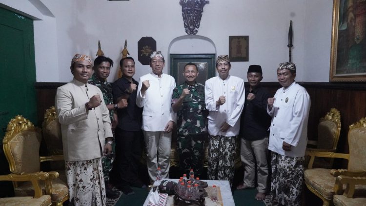 Danramil 1403/Lemahwungkuk Dampingi Danrem 063/Sunan Gunung Jati Kunjungi keraton-keraton di Cirebon