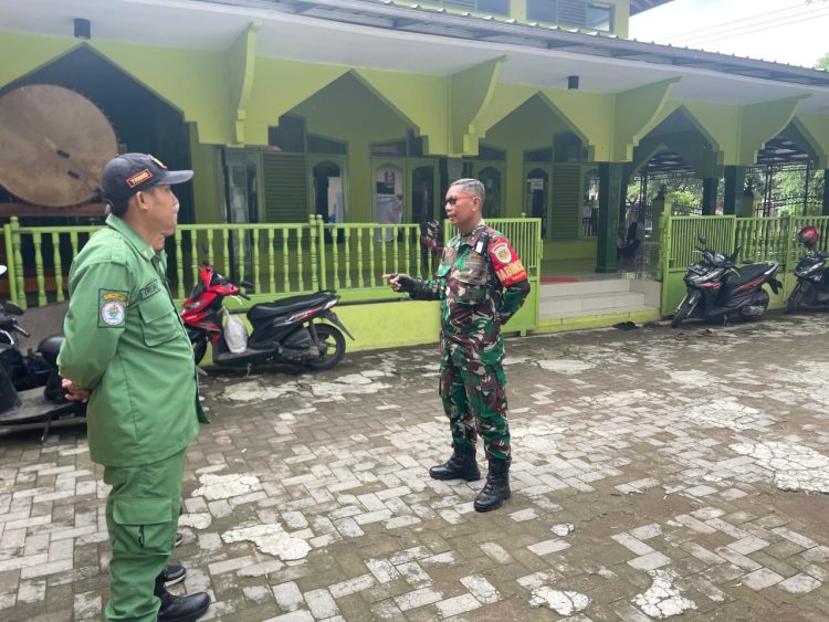 Babinsa Kalijaga Laksanakan Apel Satlinmas untuk Tingkatkan Keamanan Lingkungan