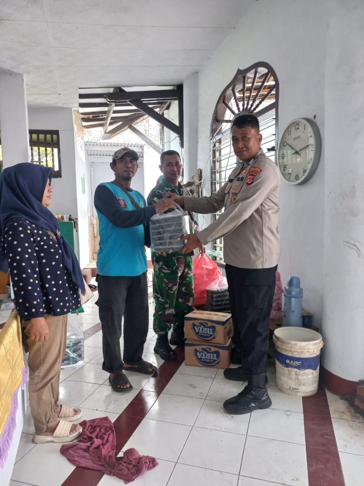 Peduli Sesama, Bhabinkamtibmas Kejaksan Polsek Utbar Polres Ciko Bagikan Nasi Kotak kepada Pekerja Renovasi Masjid